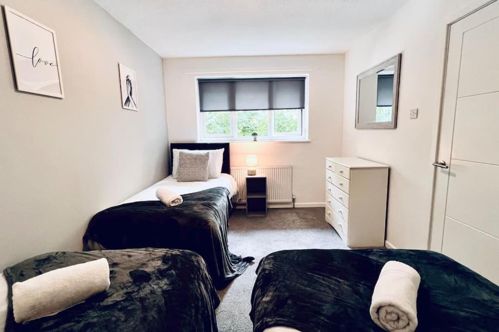 Urban Bliss Stylish Townhouse With Free Parking For A Convenient City Stay Liverpool Eksteriør bilde