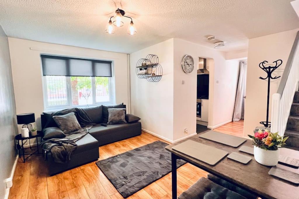 Urban Bliss Stylish Townhouse With Free Parking For A Convenient City Stay Liverpool Eksteriør bilde