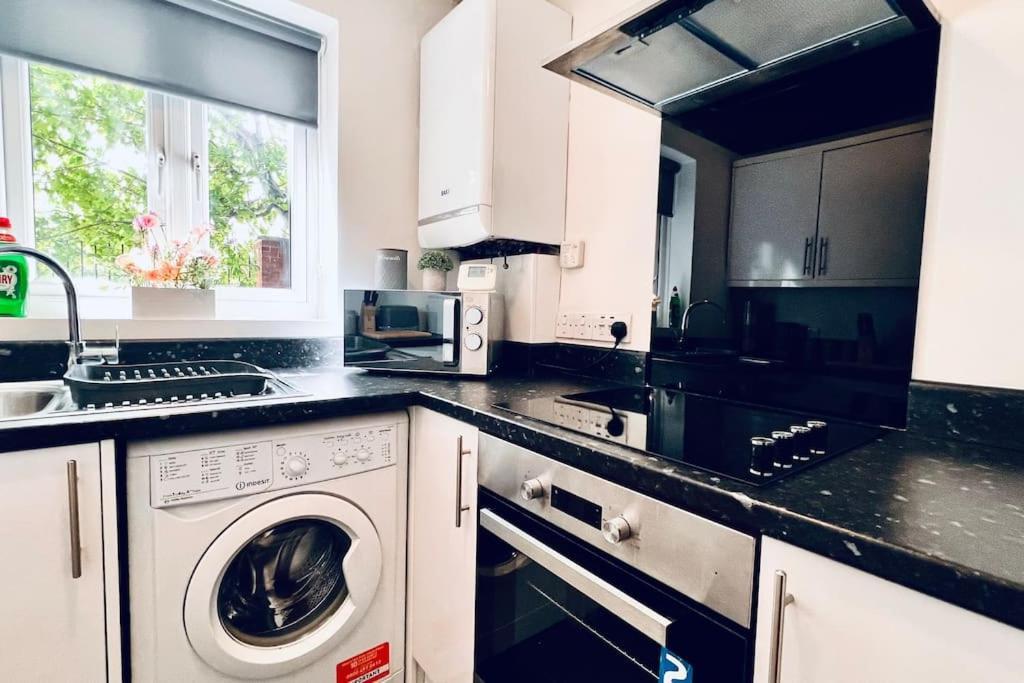 Urban Bliss Stylish Townhouse With Free Parking For A Convenient City Stay Liverpool Eksteriør bilde