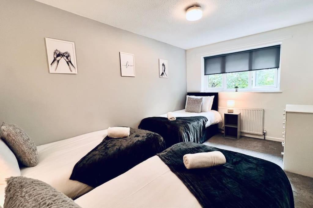 Urban Bliss Stylish Townhouse With Free Parking For A Convenient City Stay Liverpool Eksteriør bilde