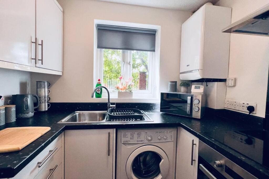 Urban Bliss Stylish Townhouse With Free Parking For A Convenient City Stay Liverpool Eksteriør bilde