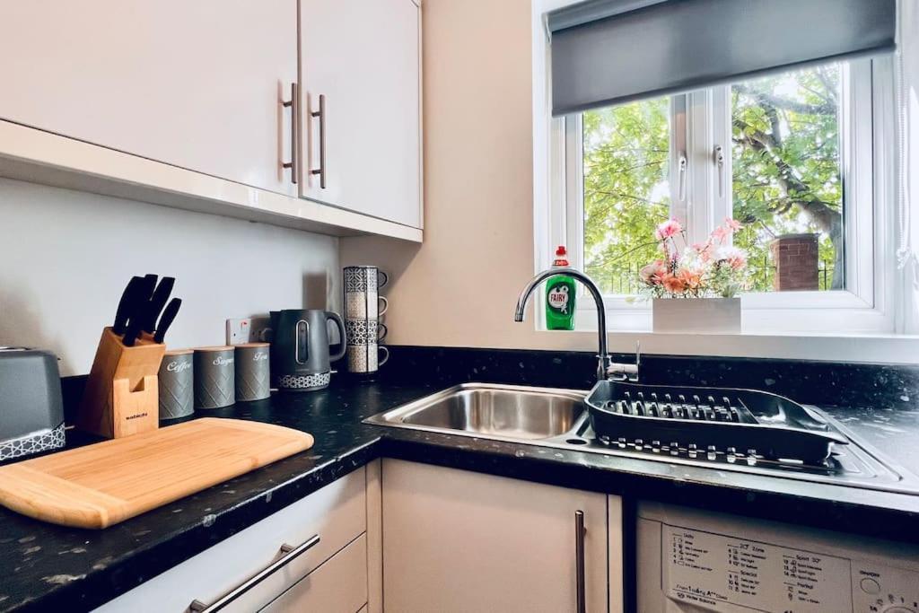 Urban Bliss Stylish Townhouse With Free Parking For A Convenient City Stay Liverpool Eksteriør bilde