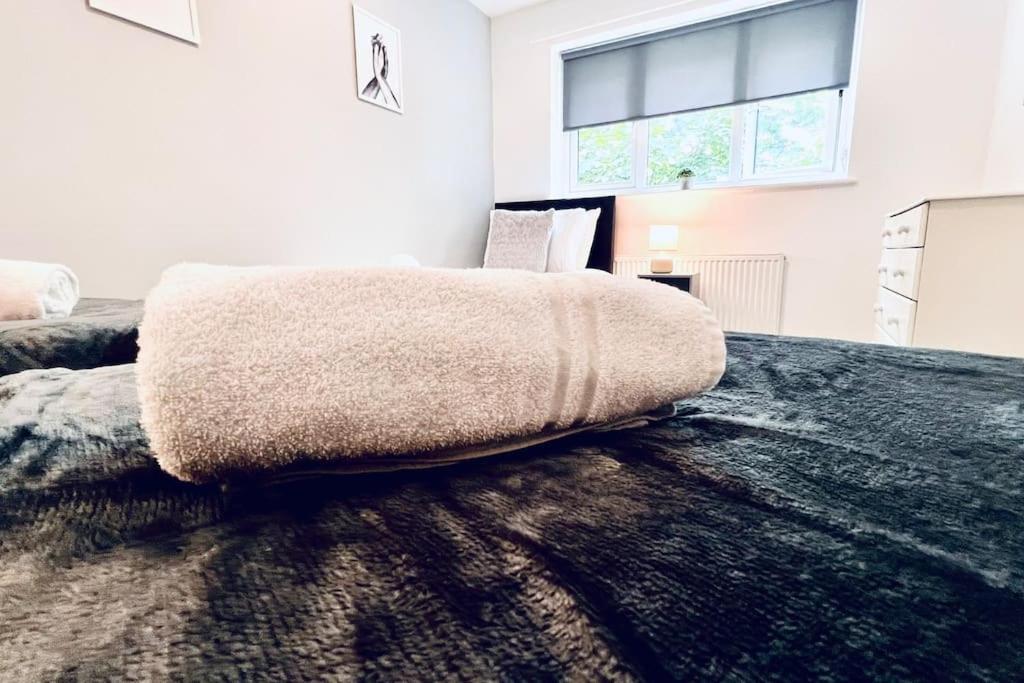 Urban Bliss Stylish Townhouse With Free Parking For A Convenient City Stay Liverpool Eksteriør bilde