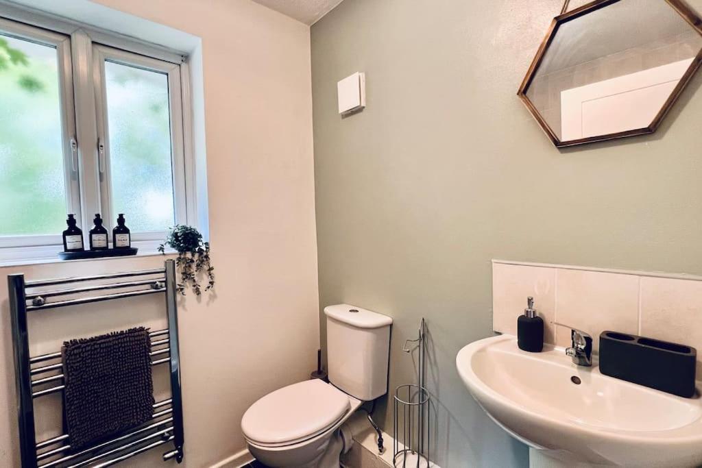 Urban Bliss Stylish Townhouse With Free Parking For A Convenient City Stay Liverpool Eksteriør bilde