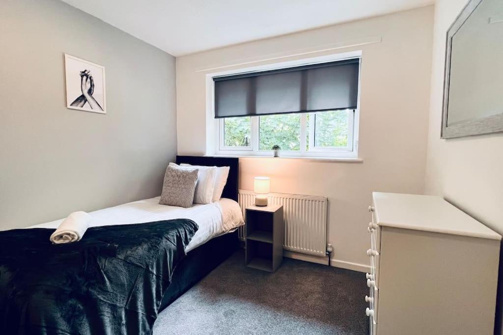 Urban Bliss Stylish Townhouse With Free Parking For A Convenient City Stay Liverpool Eksteriør bilde