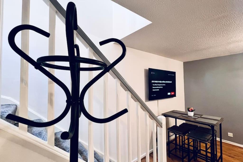 Urban Bliss Stylish Townhouse With Free Parking For A Convenient City Stay Liverpool Eksteriør bilde